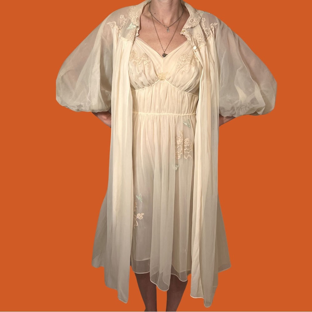 Vintage cream robe and nightgown set w/ lace detailing XS/S